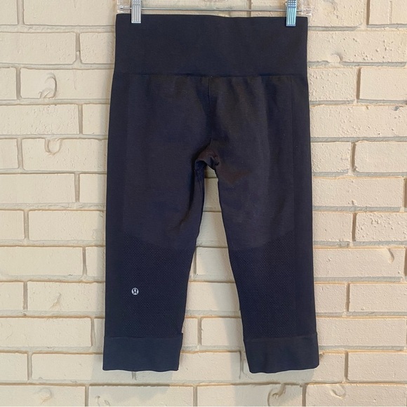 Lululemon Women's Size 8 Black Seamlessly Street Crop Leggings Pant Compression - Picture 2 of 6